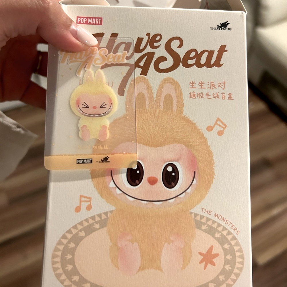 LABUBU HAVE A SEAT - Sisi - POPMART authentic - sealed (opened box check card)